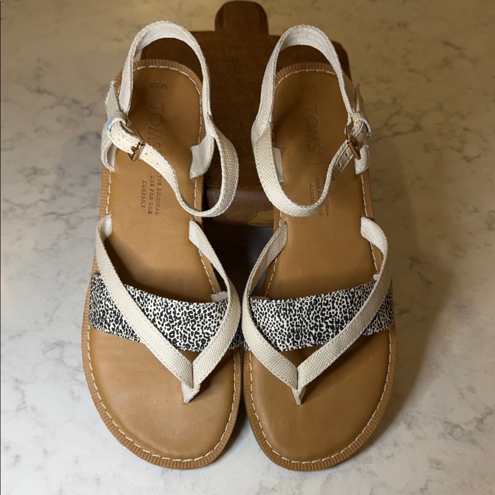 TOMS Women's Sandals - Cream and Black Pattern